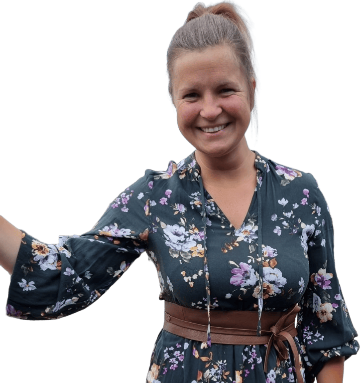 Frau mit geblümtem Kleid lächelt