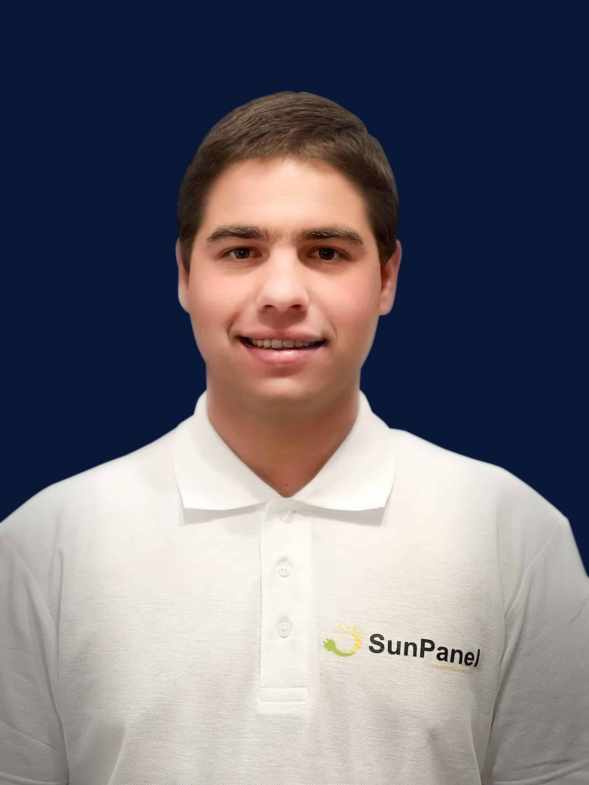 Mann mit weißem T-Shirt lächelt